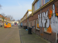 829469 Gezicht in de Aardbeistraat te Utrecht, met leegstaande woningen uit het westen; Her en der is op de voorgevels ...